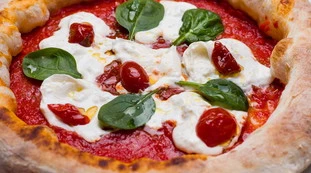 Pizza, rincari mostruosi in Italia: ecco quanto costa oggi