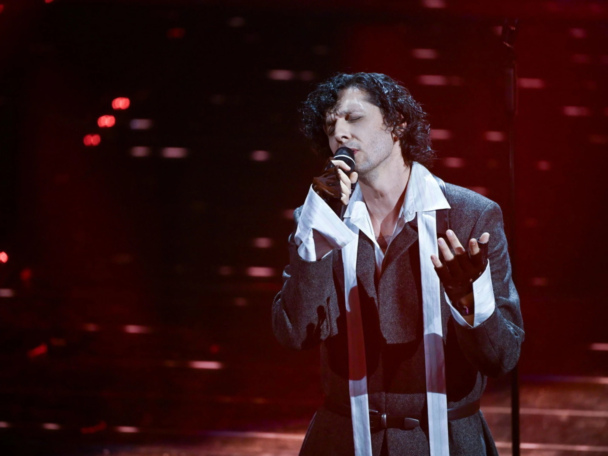 Sanremo 2026, il polsino di Ermal Meta: affondo pro-Pal sul palco