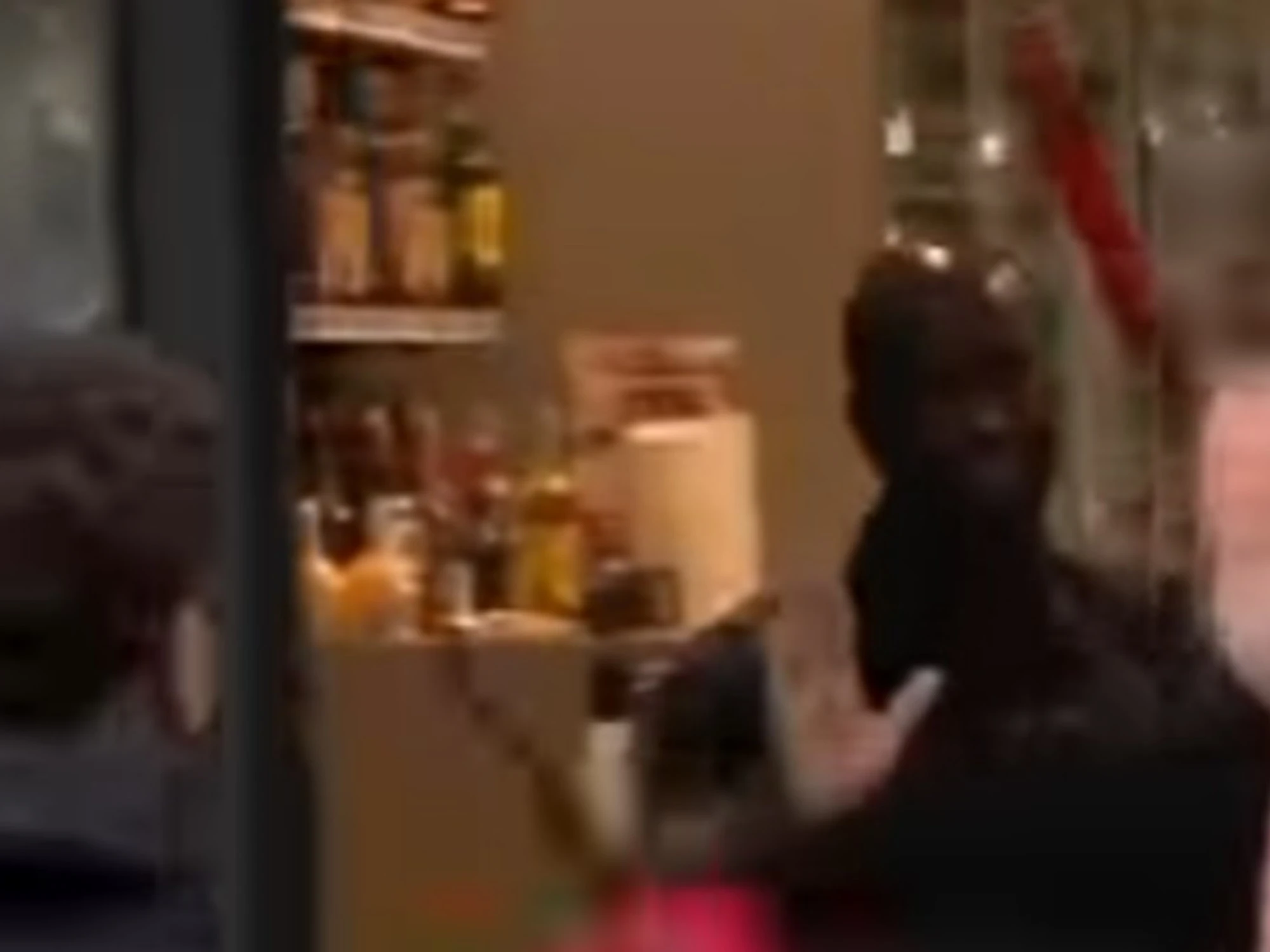 Milano, i maranza saccheggiano il supermercato e prendono a bastonate il dipendente