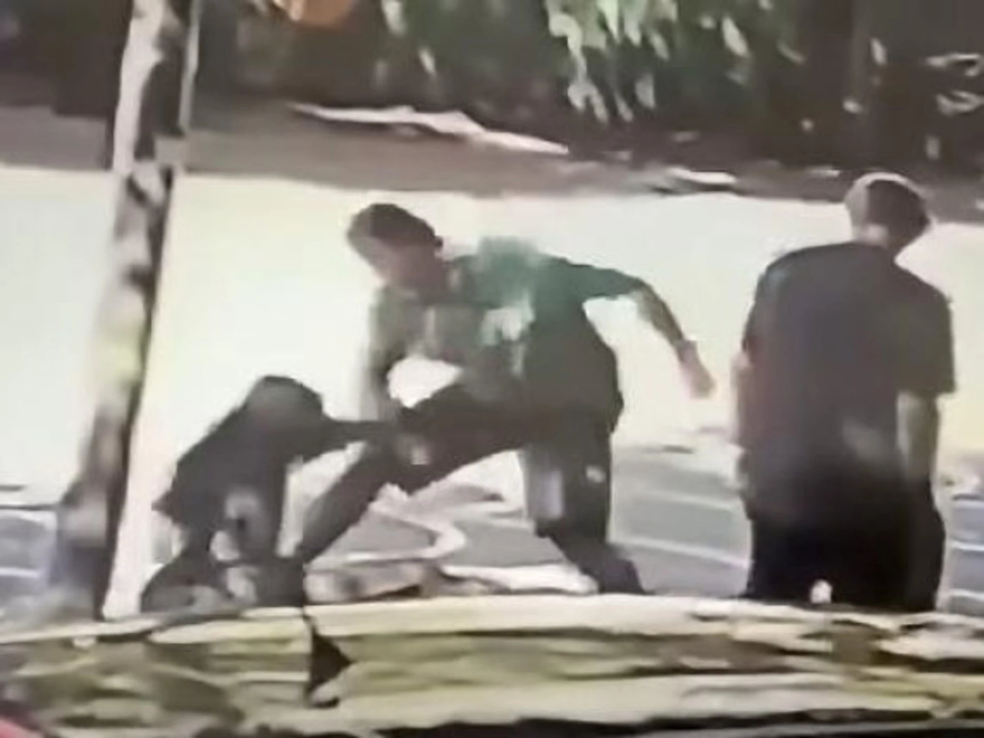 Ammazzato a botte in piazza senza motivo: il video-choc di Caserta 