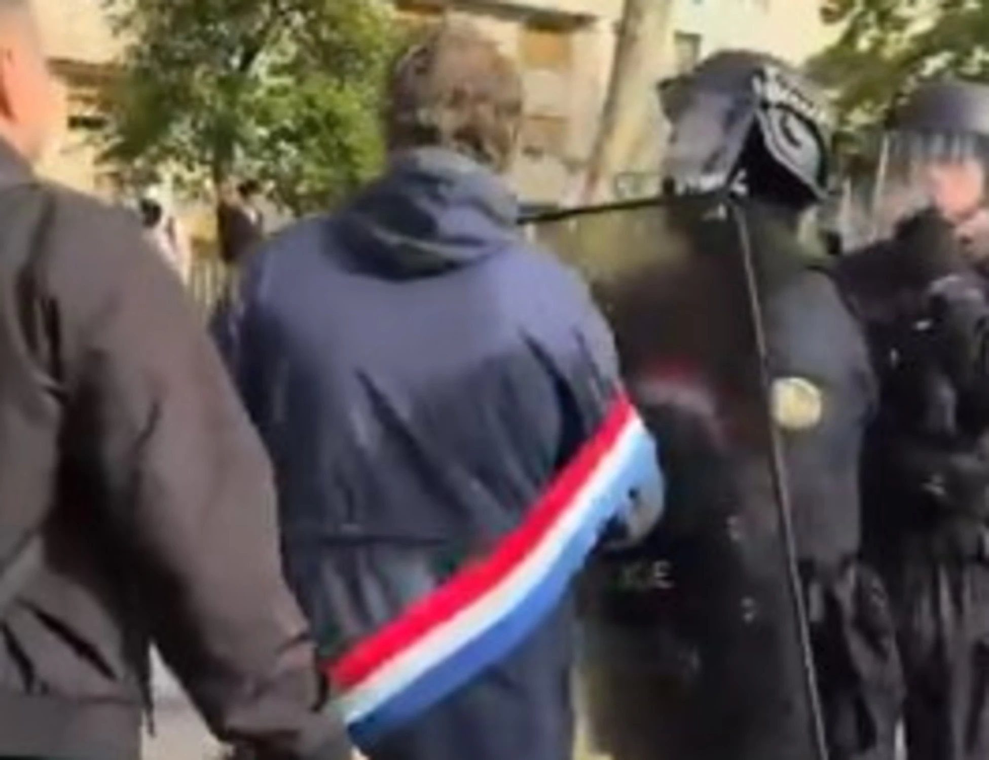 Francia, il deputato di sinistra spinge i poliziotti durante le proteste dei maranza