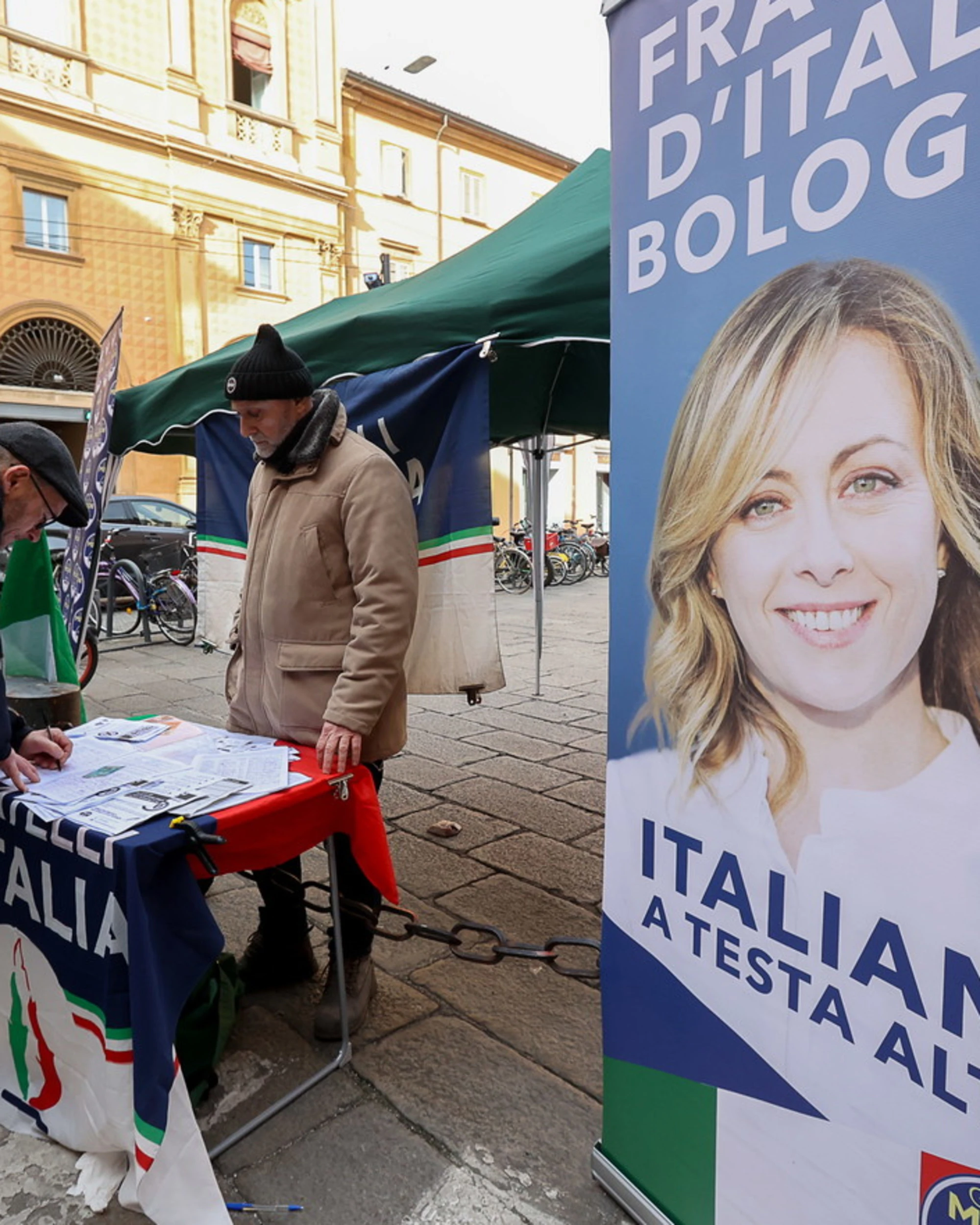 Bologna, una donna aggredisce militante FdI: insulti e calci negli stinchi 