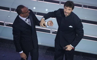 Sanremo, tra Conti e De Martino un passaggio di testimone in diretta
