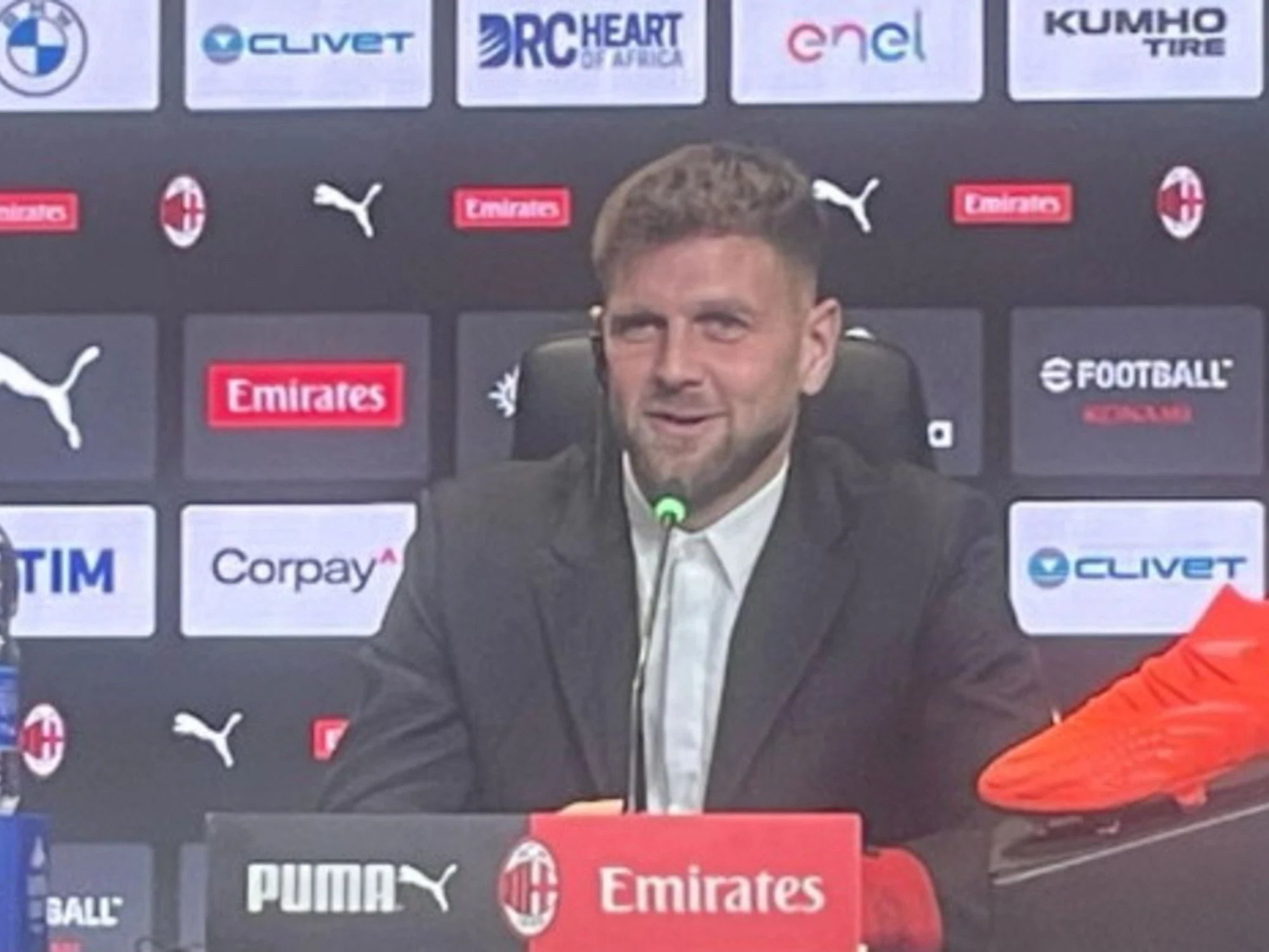 Milan, Fullkrug gela Pellegatti: "Un dente d'oro... ?"