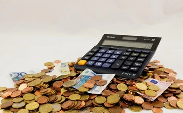 Tasse e pensioni, ecco quanti soldi restano agli italiani