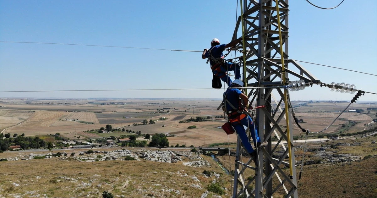 E-distribuzione e la BEI siglano la prima tranche da 250 milioni di euro di un accordo sustainability-linked volto a supportare resilienza climatica, digitalizzazione e qualità delle reti elettriche in Italia