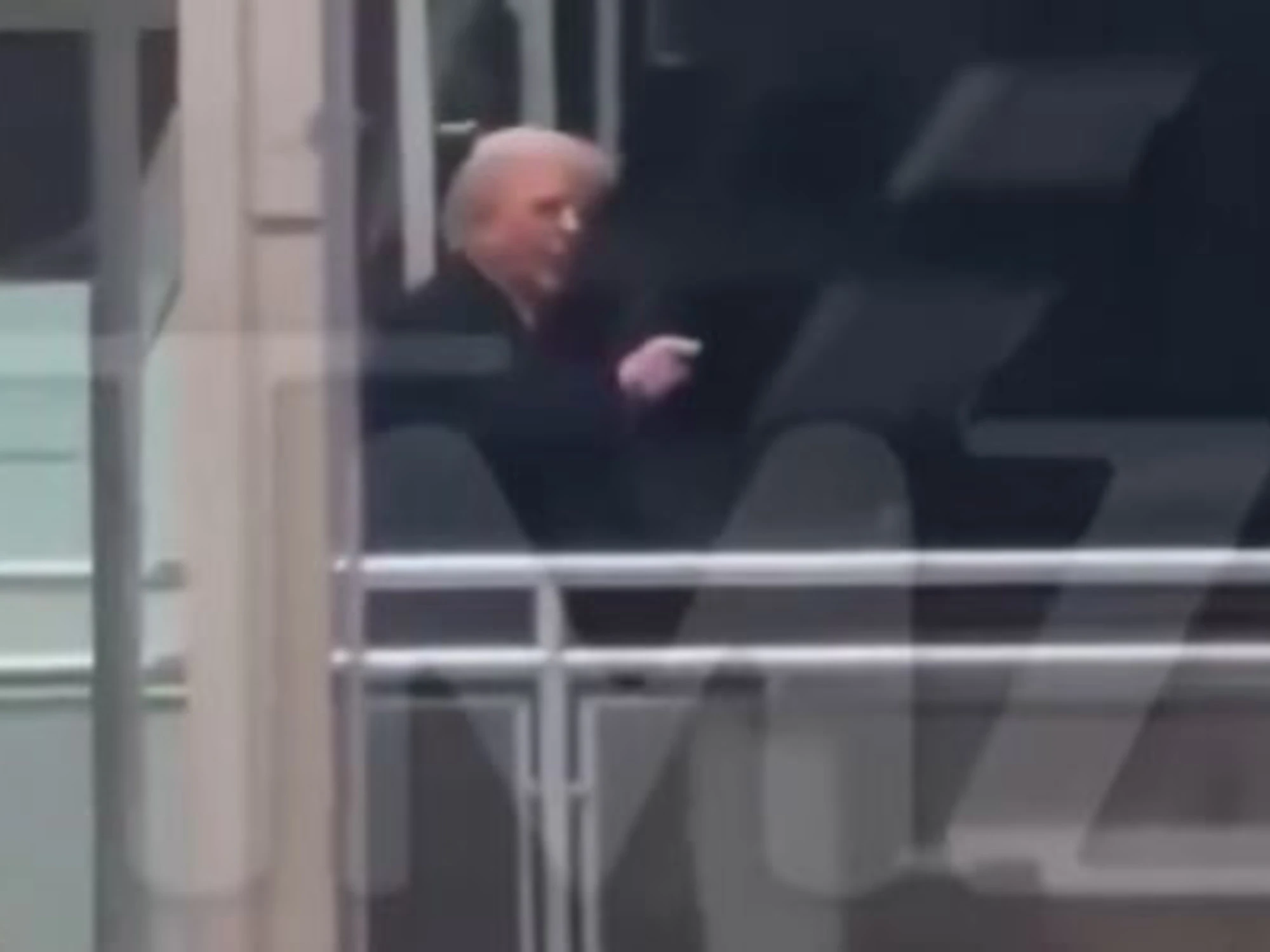 Donald Trump sbrocca con l'operaio: "Fott***!", poi dito medio