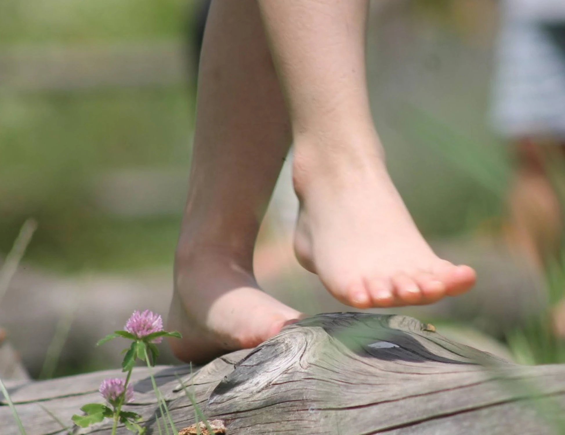 A piedi nudi tra natura e scienza: presentati i dati italiani che misurano gli effetti del barefooting