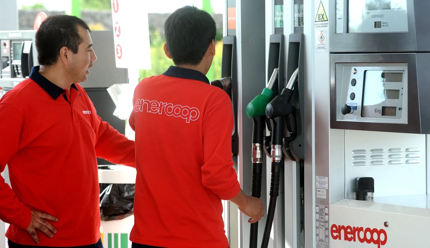 Coop si prende anche i distributori di benzina