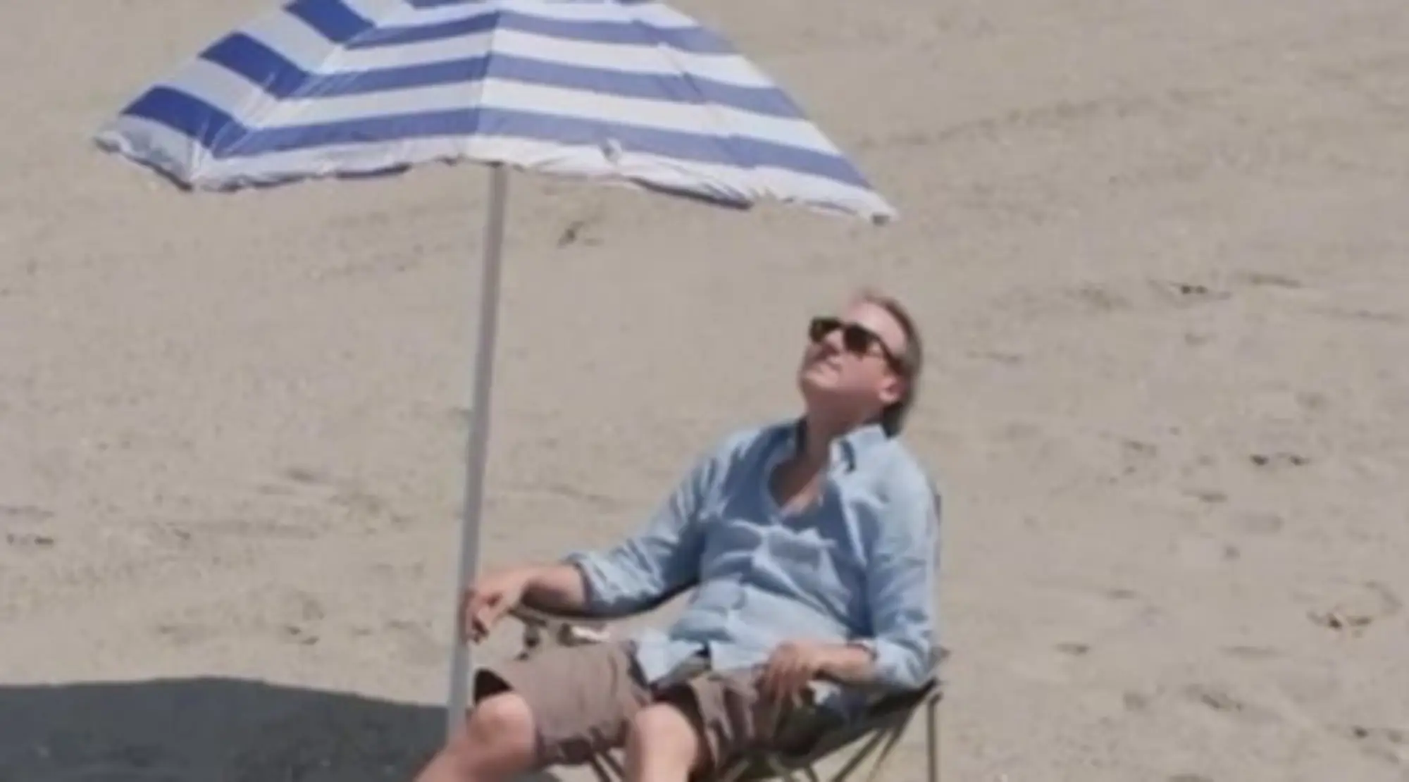 Angelo Bonelli, "bella la spiaggia?". L'ultima pagliacciata: pianta l'ombrellone, sedia da mare e...