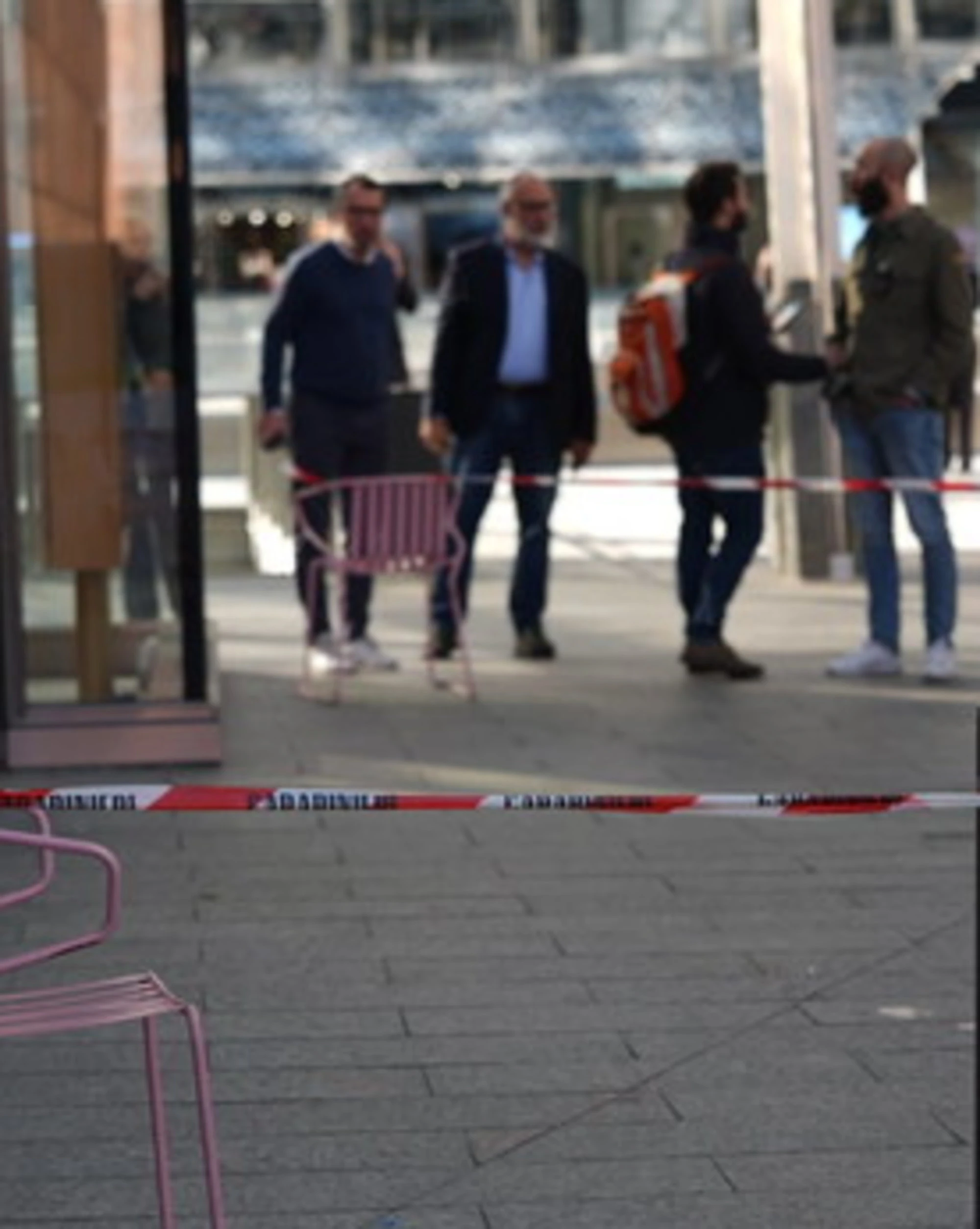 Milano, 43enne accoltellata alle spalle alle 9 di mattino in piazza Aulenti: è giallo