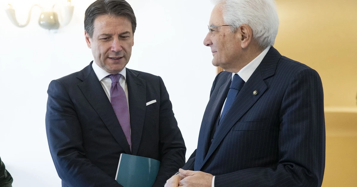 Giuseppe Conte, l'allarme di tre ministri: "Rimpasto? Deve dimettersi e salire al Quirinale: lì, tutto è possibile"