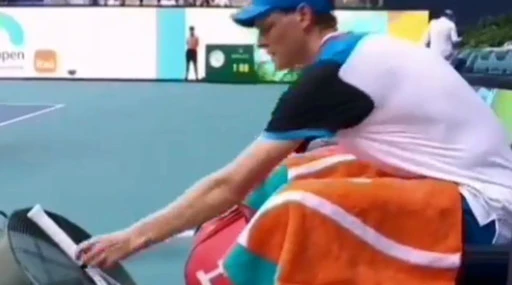 Jannik Sinner, la racchetta appoggiata al ventilatore: perché lo fa