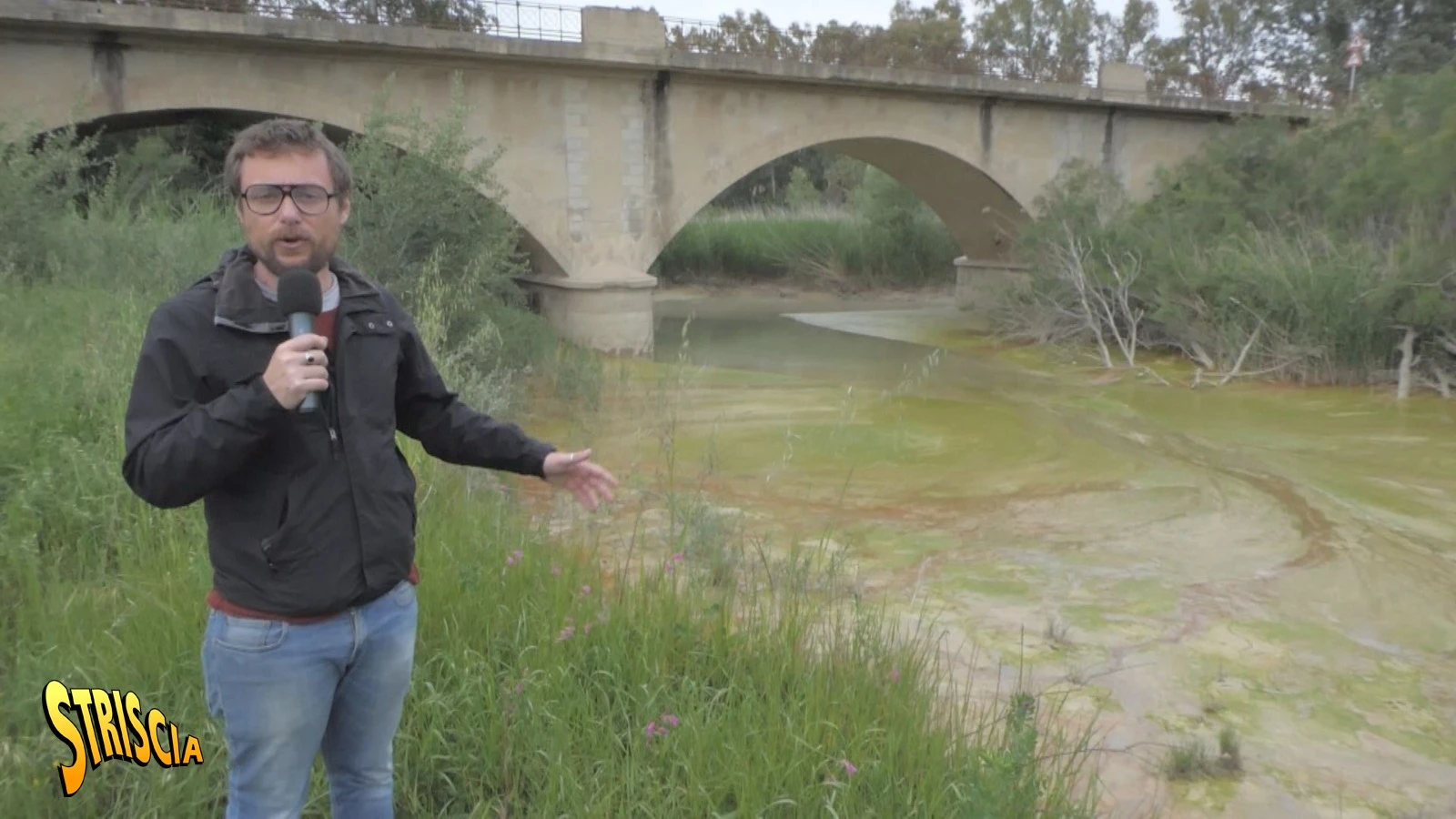 Striscia la notizia, l'inviato Pinuccio fa una tremenda scoperta: cosa trova nel fiume