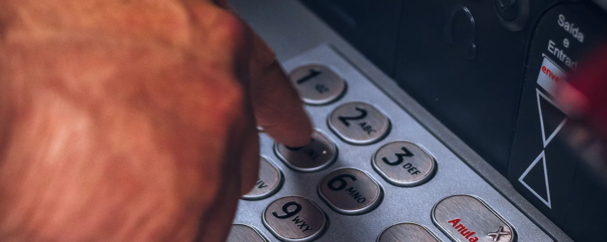 Bancomat, stampi la ricevuta? Occhio alla truffa: conto svuotato