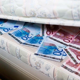 I soldi sotto il materassocosì gli italiani si difendono da Monti