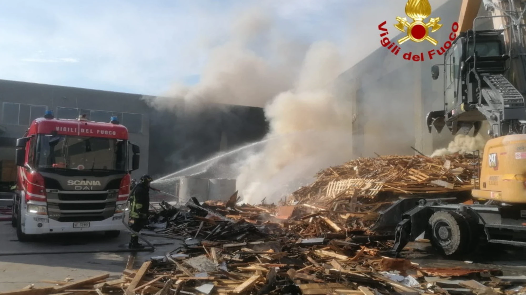 Cornaredo, incendio alla Polirecuperi srl: Vigili del Fuoco al lavoro