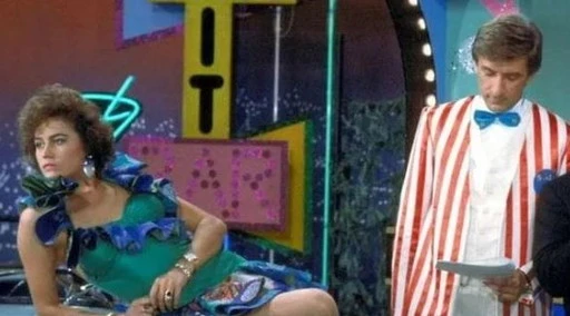Drive In, ora la sinistra riabilita lo show cult del berlusconismo