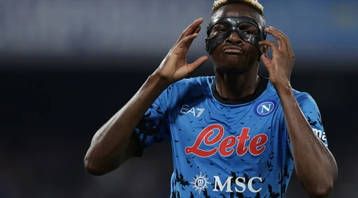 Napoli show contro il Bologna. Vince (ancora) 3-2 e torna in vetta alla classifica