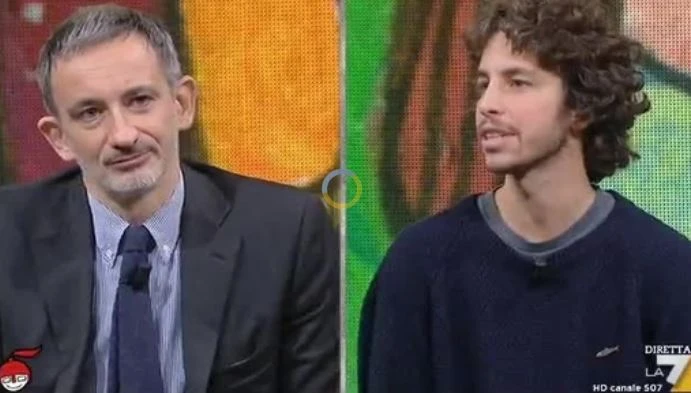 Sardine, Pietro Senaldi mette in difficoltà Mattia Santori a DiMartedì: "Lì però eravate pochini..."