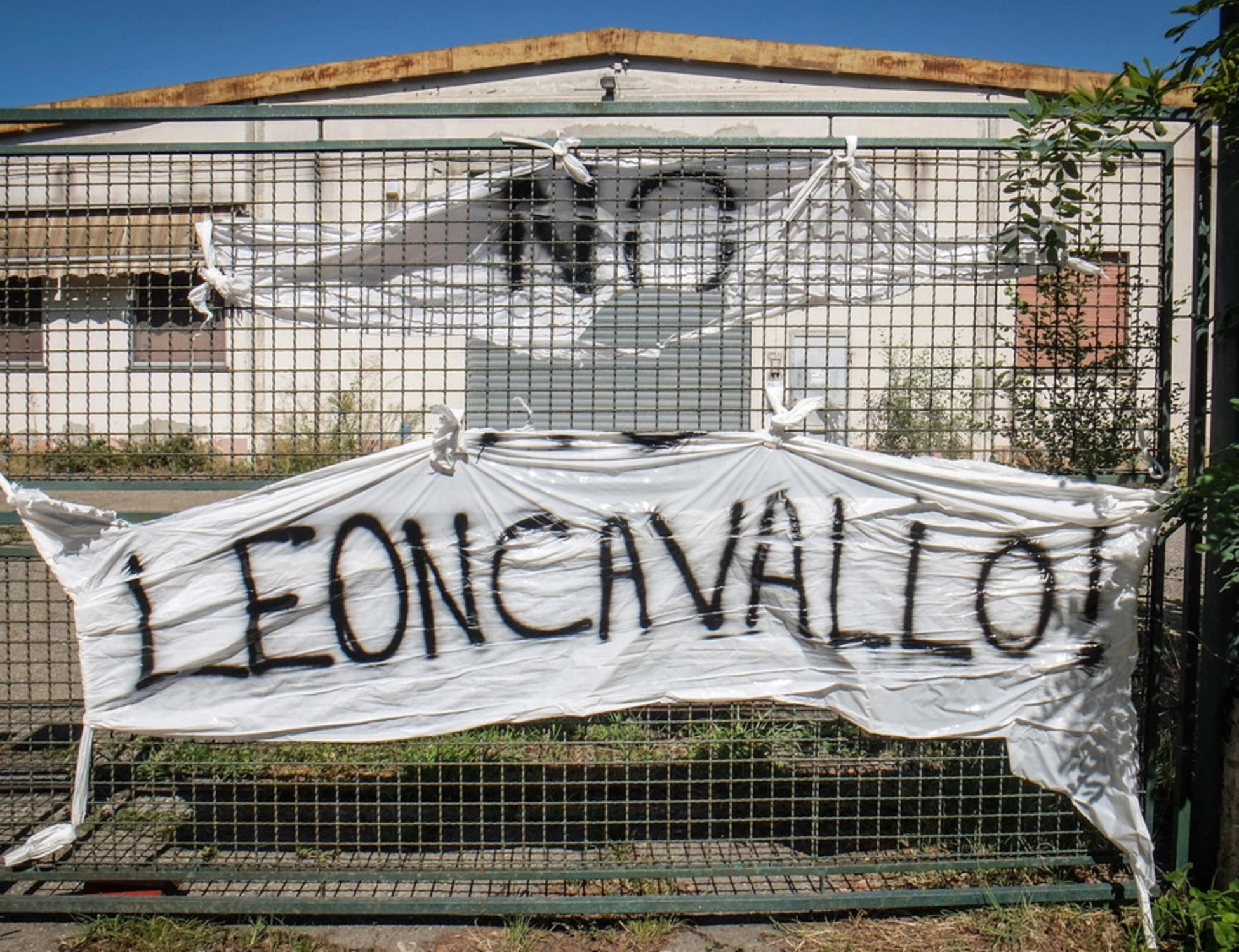 FdI smaschera la sinistra con questa foto: "Sempre dalla parte sbagliata"