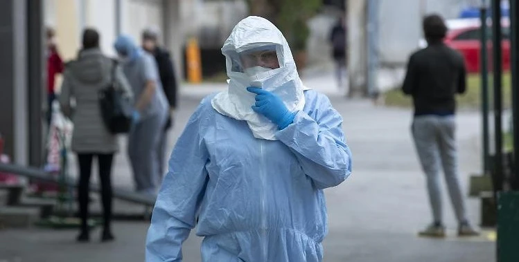 Coronavirus, tampone solo a chi ha sintomi? Boom di contagi in poche ore, 650 casi