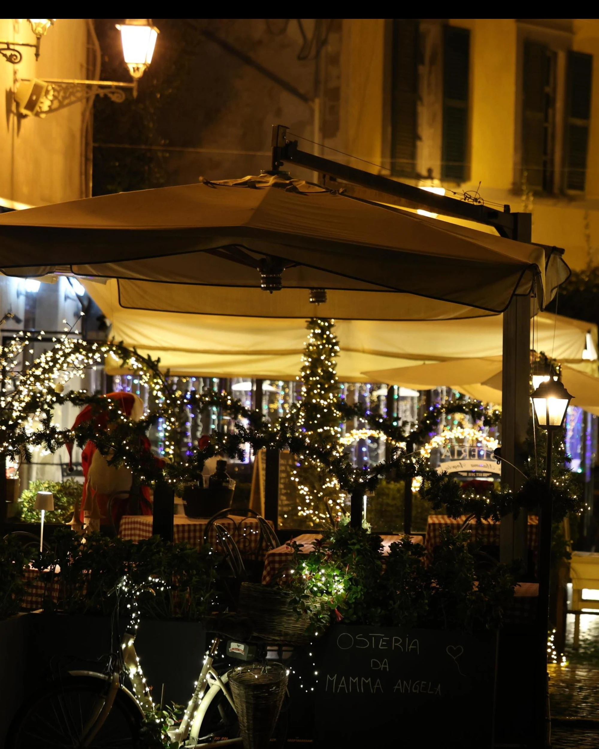 Alberi già fatti e luminarie: con il Natale in anticipo ora si sta esagerando