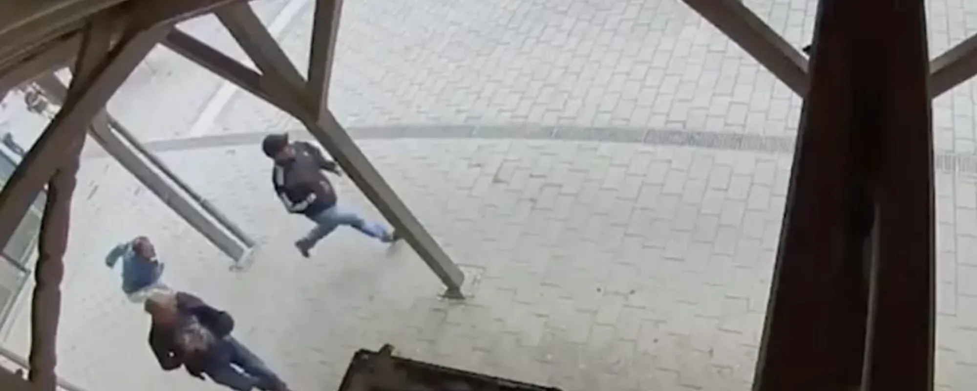 Spintona la capotreno e insegue i bimbi col coltello: terrore in stazione