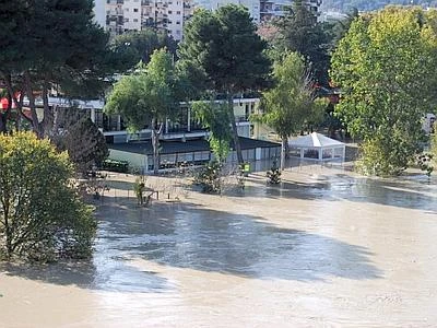 Tevere in piena a Roma, allagamenti e strade chiuse