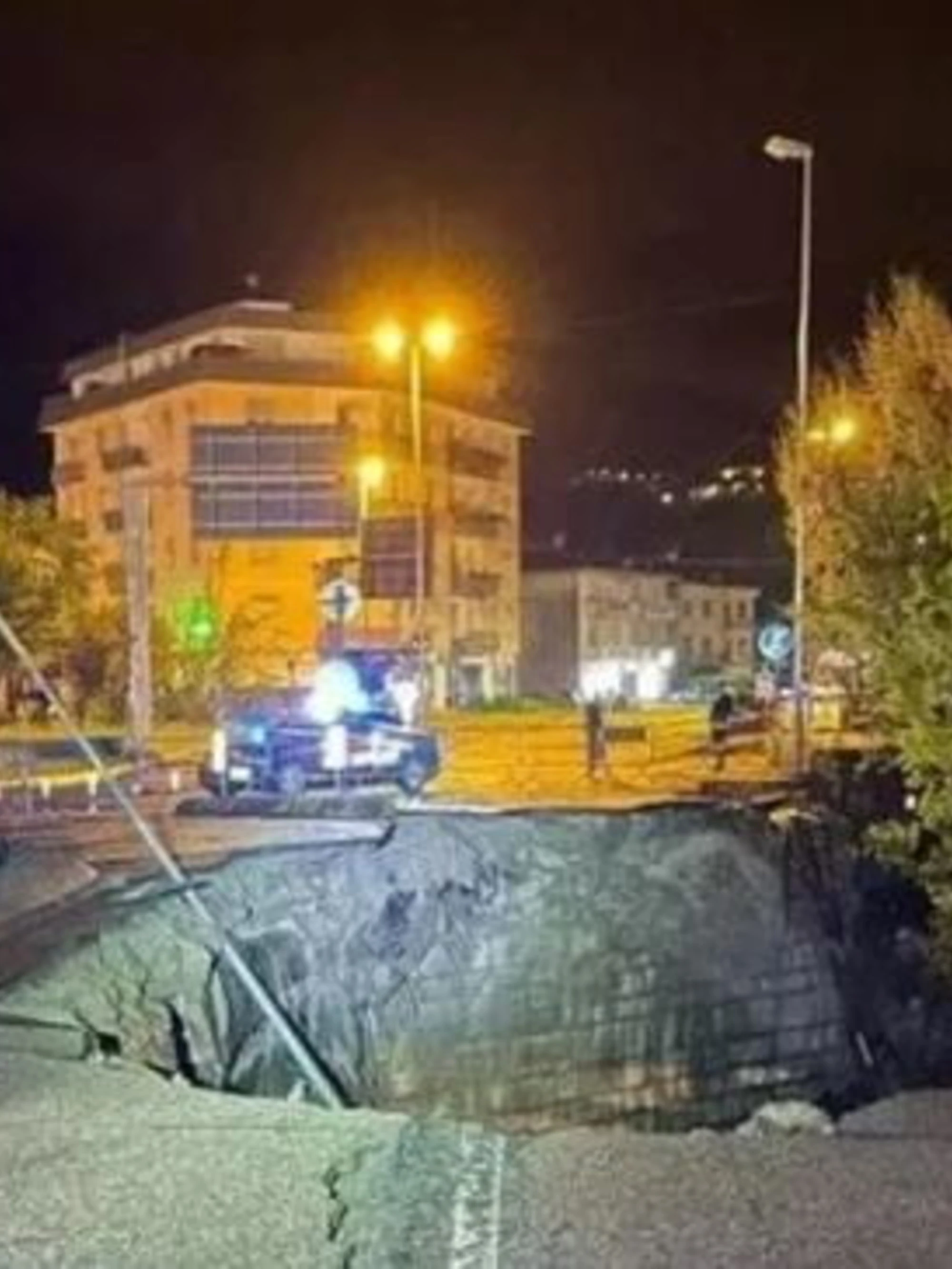 Vicenza, caduti in una voragine con l'auto: maltempo killer