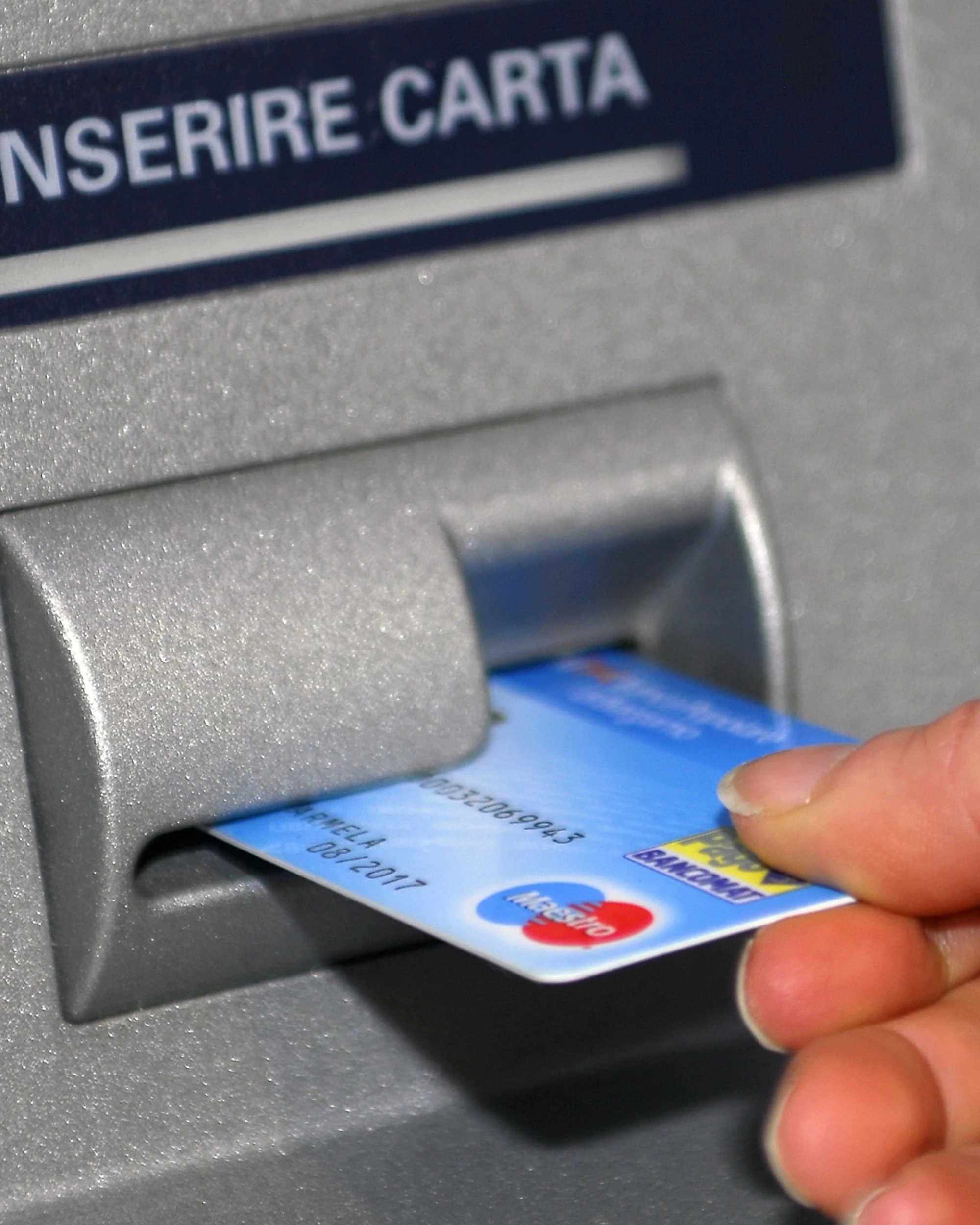 Bancomat, scordi lo scontrino? Occhio: ti svuotano il conto
