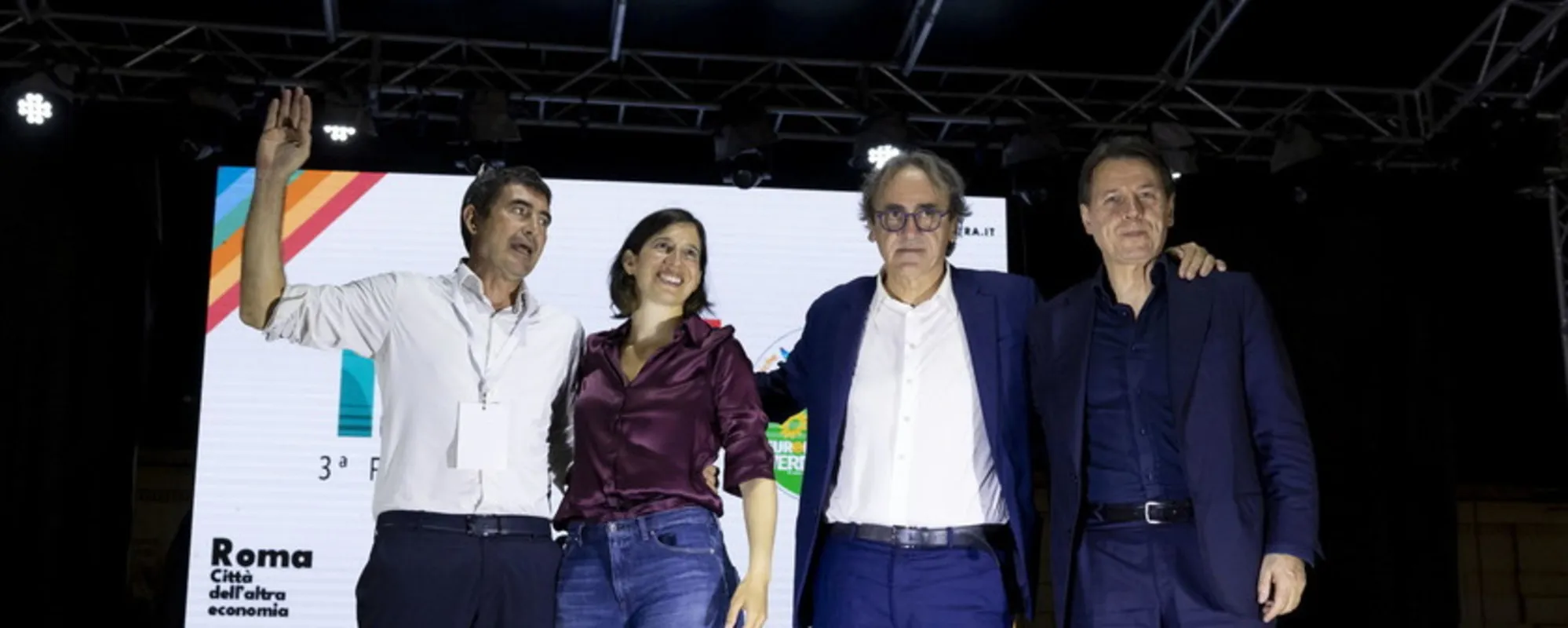 "Sbrigamose". Una foto sul palco: altro disastro della sinistra