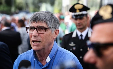 Don Patriciello mette la sinistra spalle al muro: "Non volano schiaffi ma coltelli"
