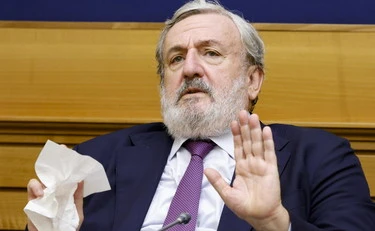 Michele Emiliano torna in magistratura e chiede promozione e aumento