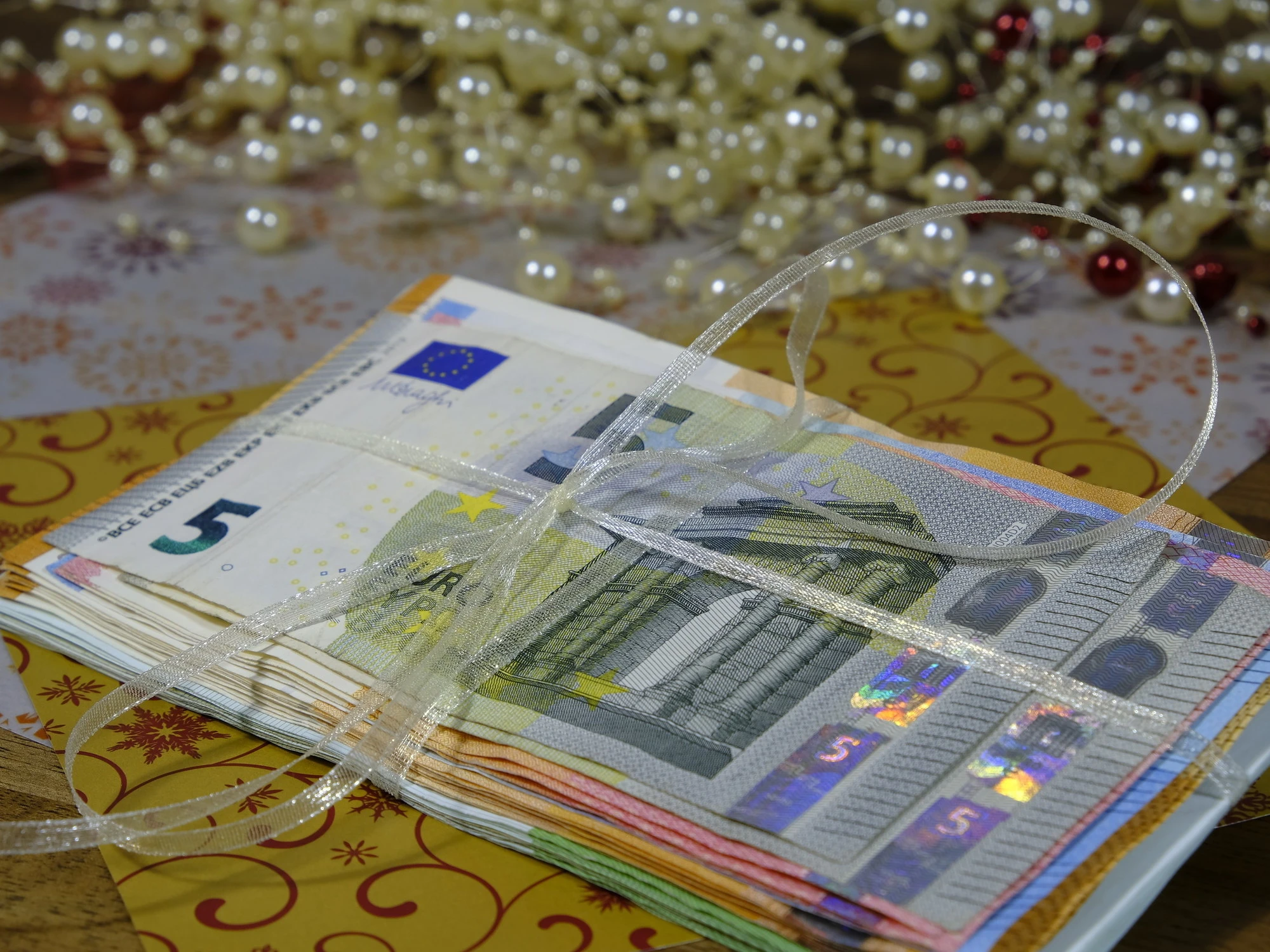 Fermo, nella scatola di biscotti libretti di risparmio di 70 anni fa: anziana trova una fortuna