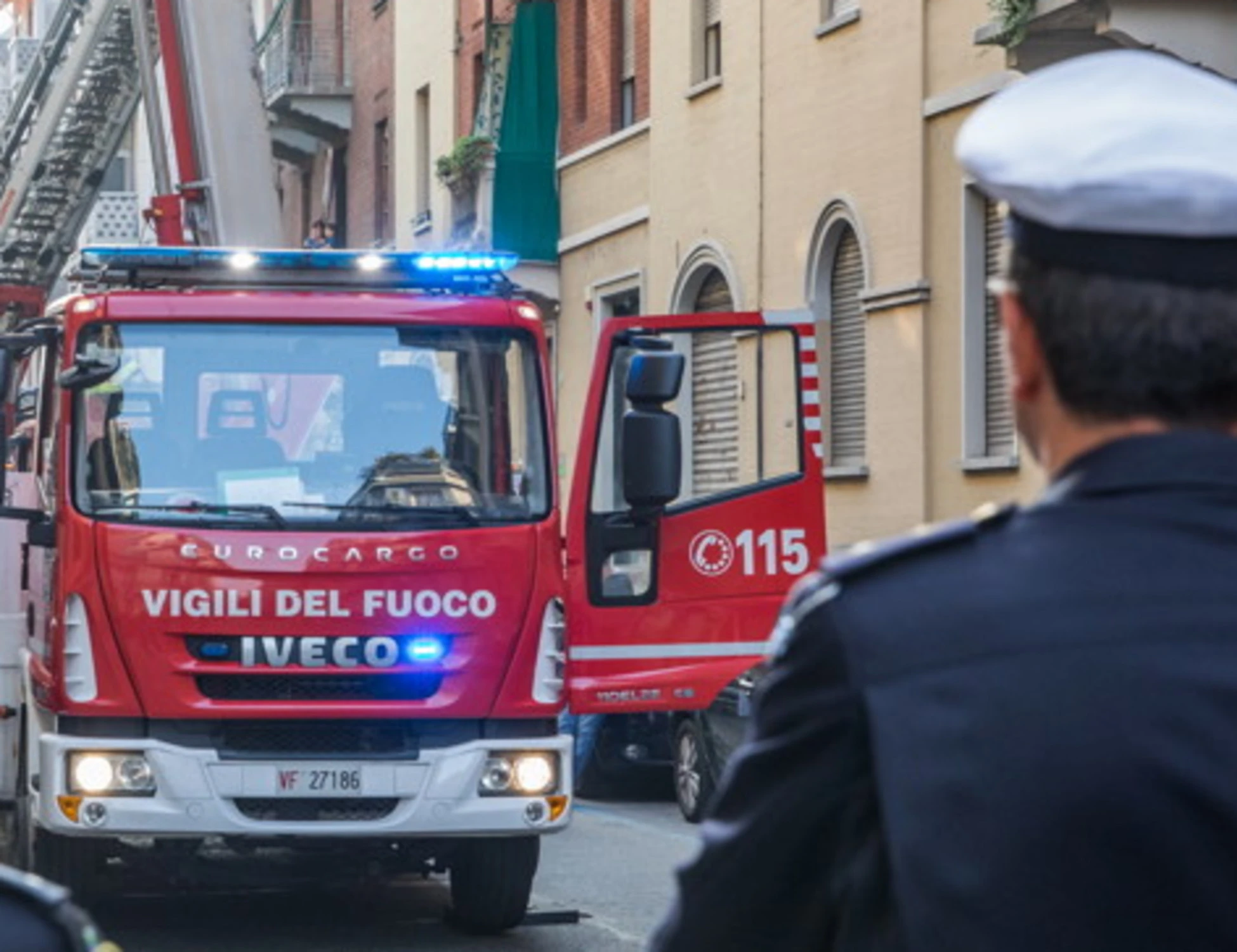 Sanremo, 21enne rimane fuori casa e chiama i vigili del fuoco: dentro trovano il cadavere della mamma