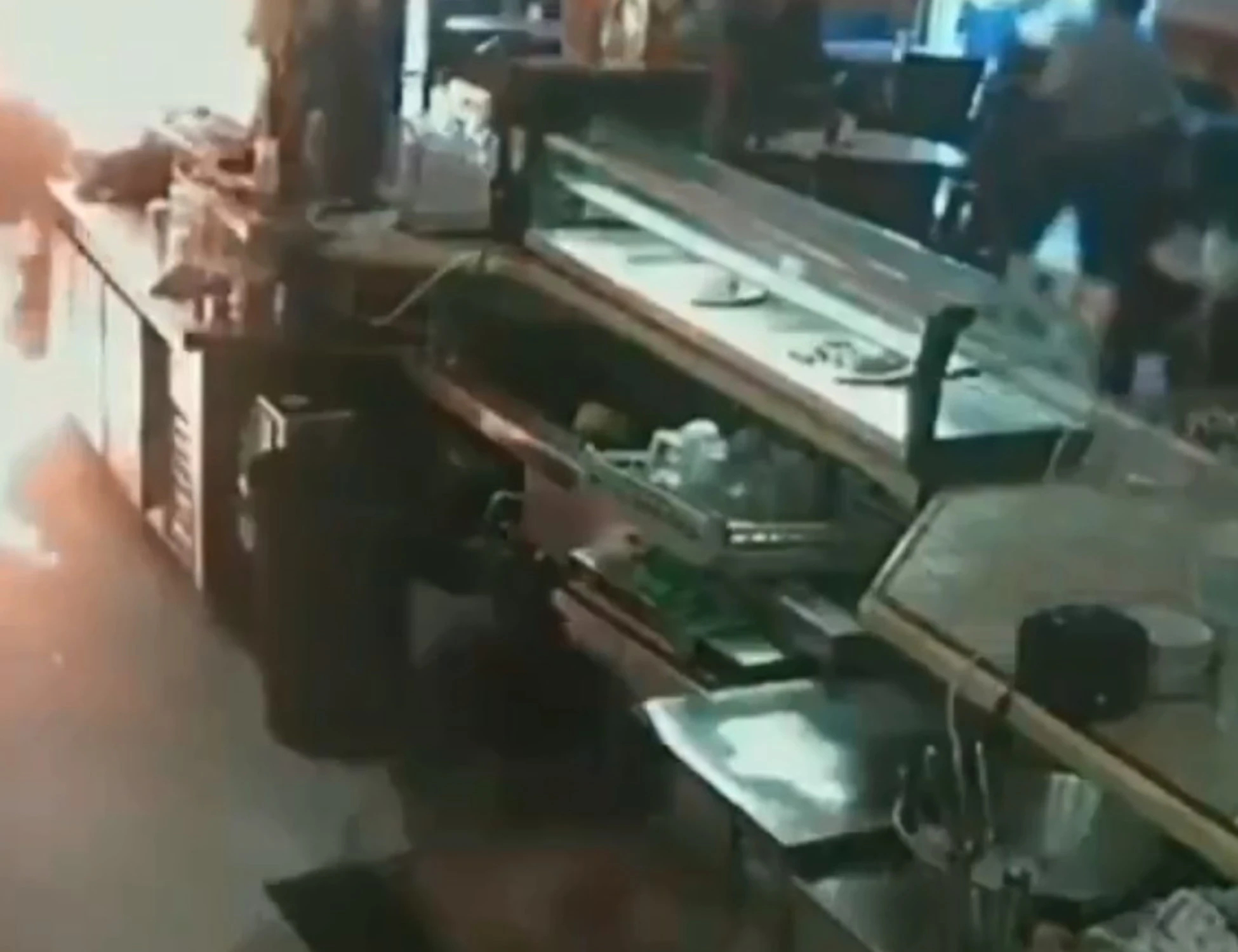 Manca la maionese nel panino? Dà fuoco al bar