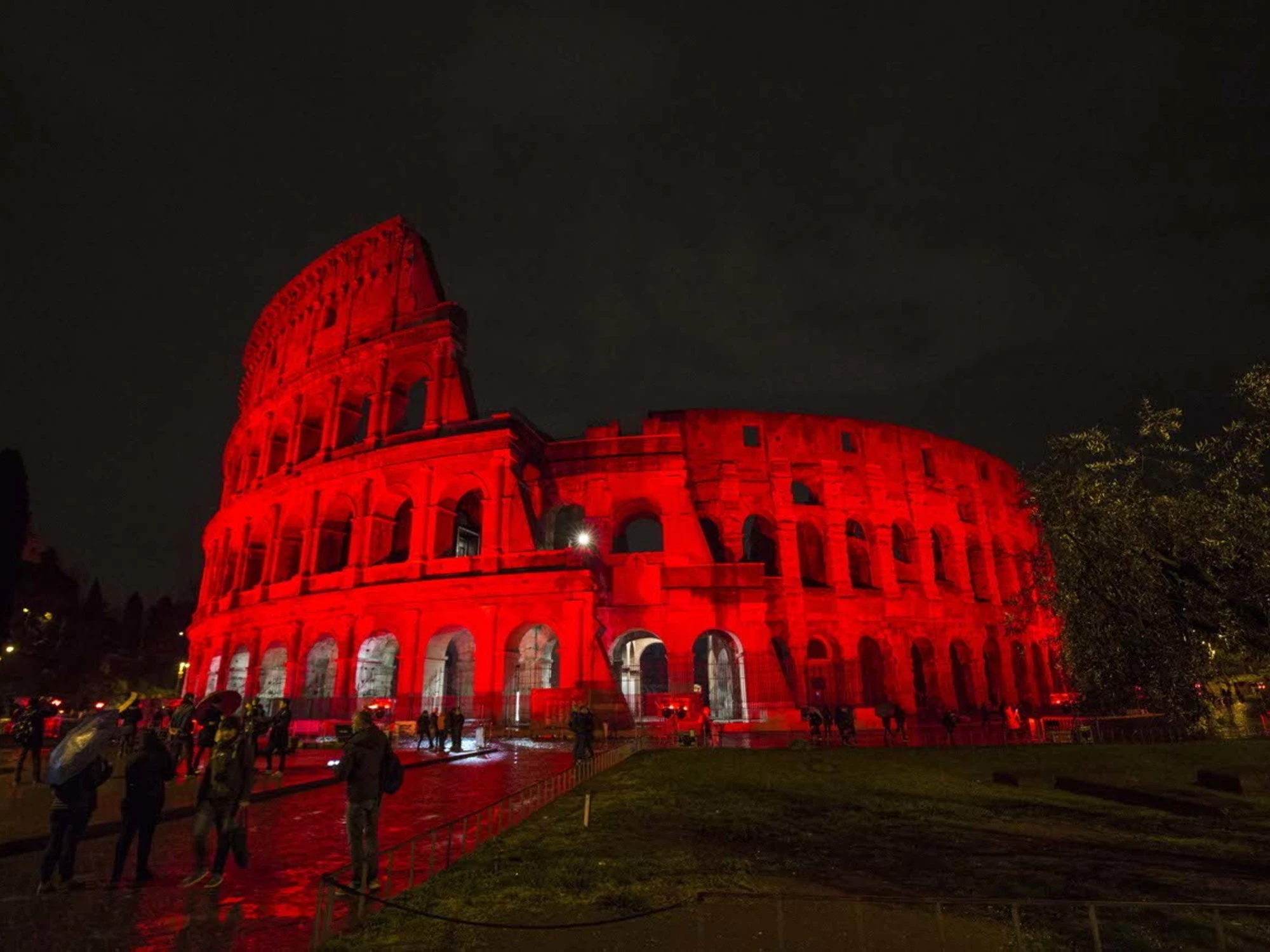  Colosseo illuminato di rosso per le donne 