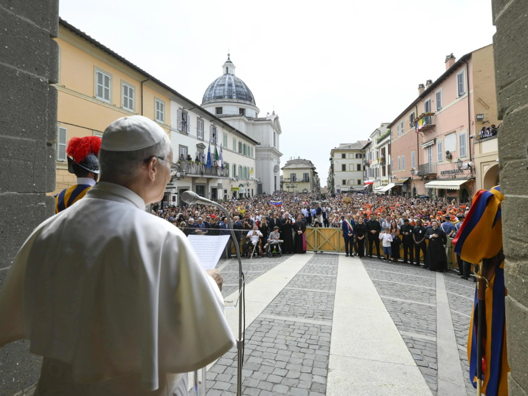 Leone XIV a Castel Gandolfo a Ferragosto: come Benedetto XVI