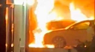 Rimini, auto elettrica in fiamme nel parcheggio: era stata appena consegnata
