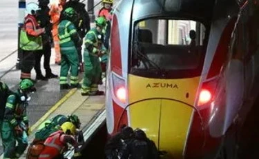 Regno Unito, "scene da film horror": molti accoltellati sul treno