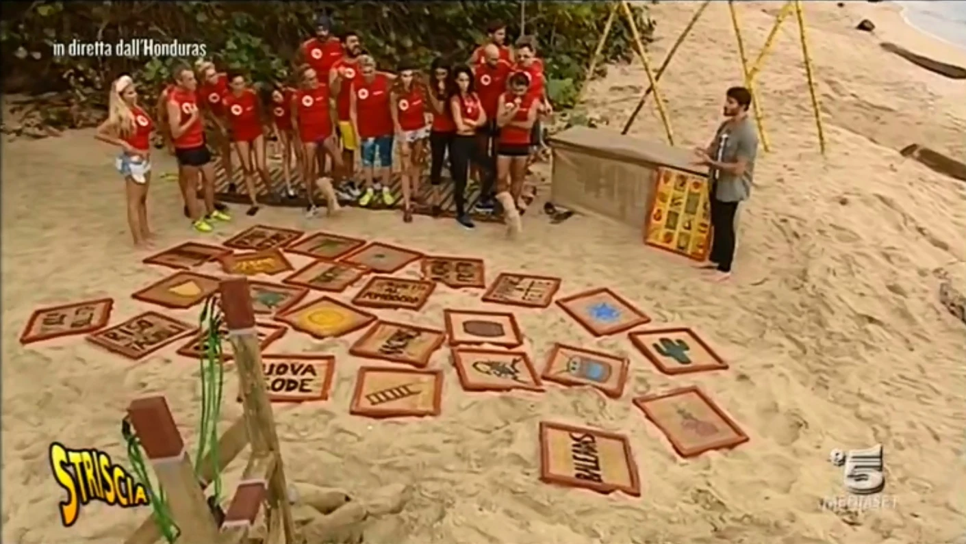 Striscia la Notizia, altra cannonata contro l'Isola dei famosi: "Giochi irregolari, ecco le prove. Tutto falsato"