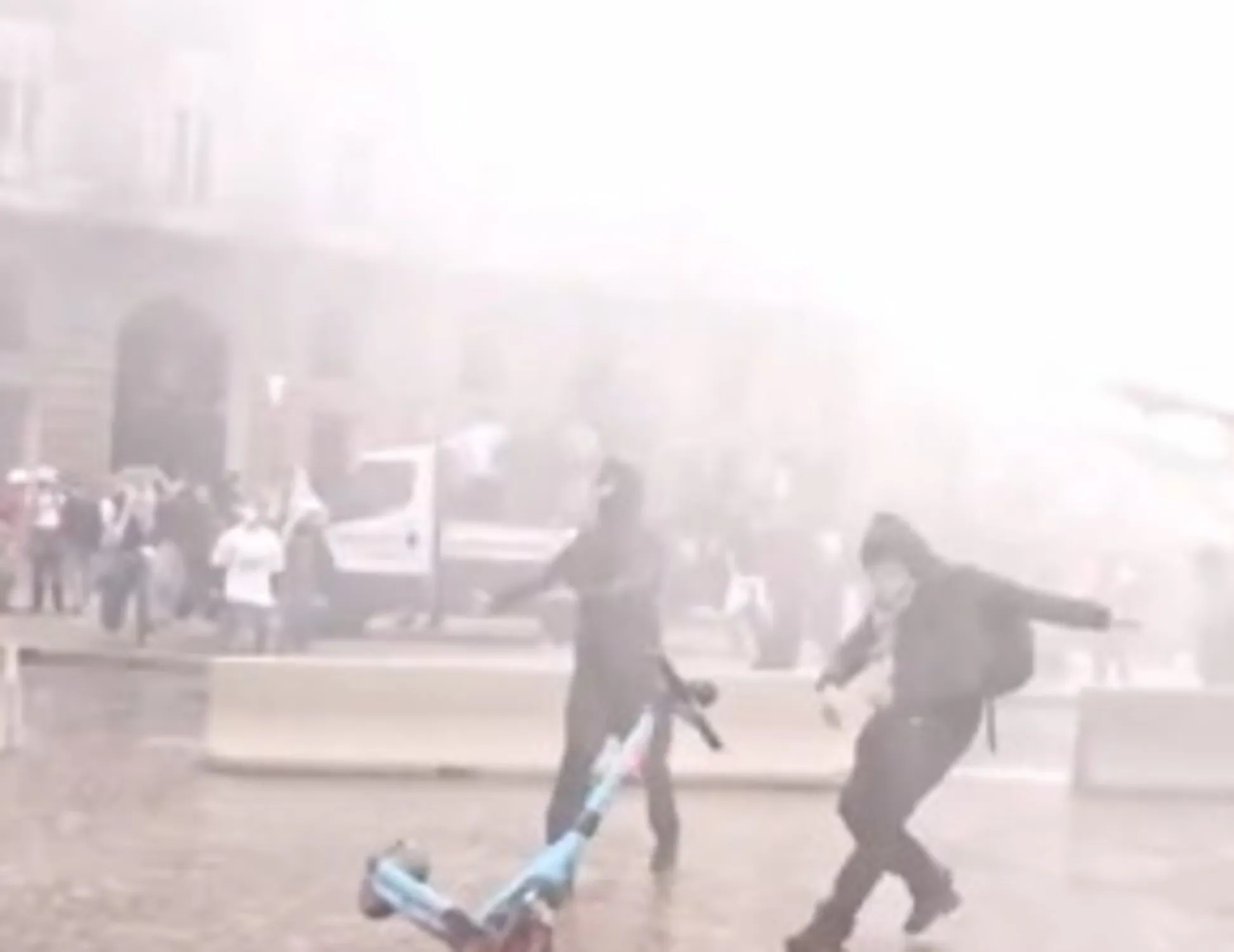 Leggi l'articolo: Torino, sassate contro gli agenti: ecco gli studenti coccolati dalla sinistra <span style="color: rgb(153, 0, 0);">Guarda</span>