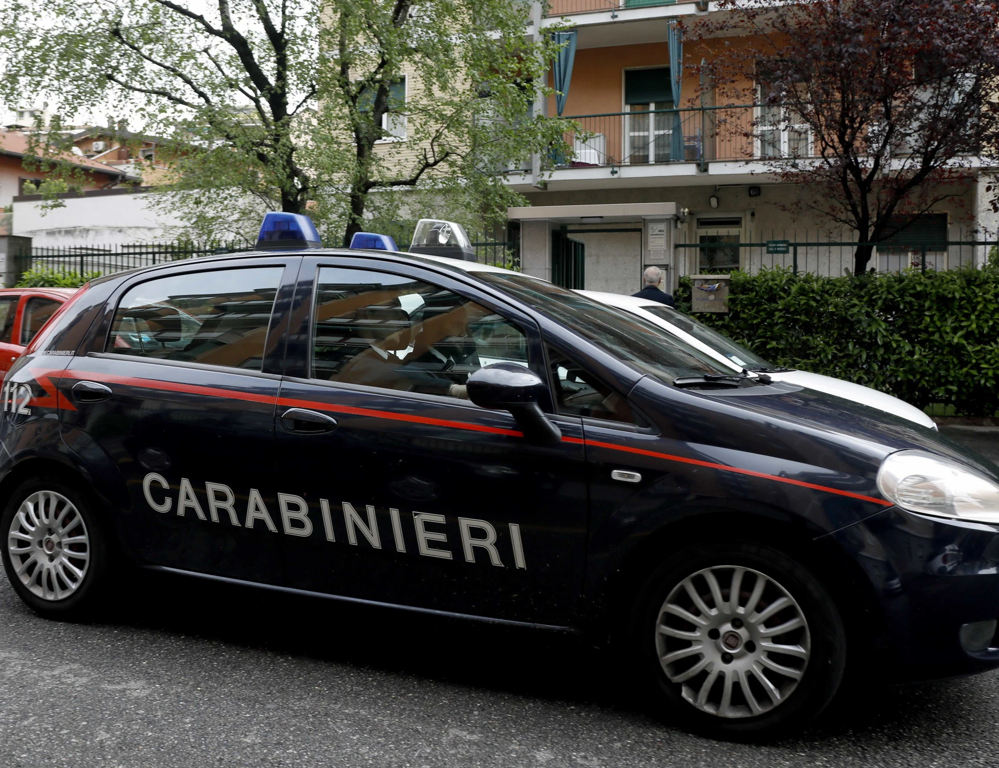 Catania, lancia la figlia di 7 mesi dal balcone: morta sul colpo
