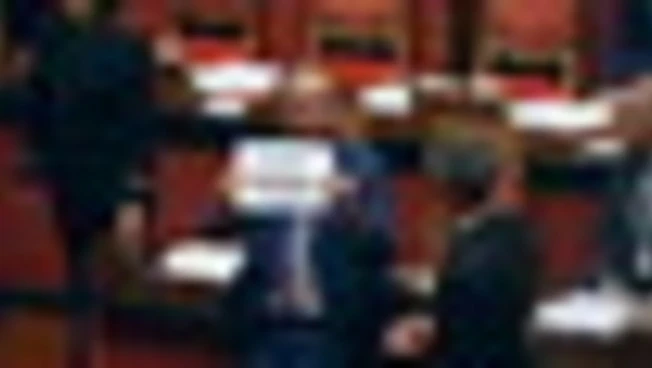 Senato, M5S occupa banchi governo per no giunta a chat Delmastro