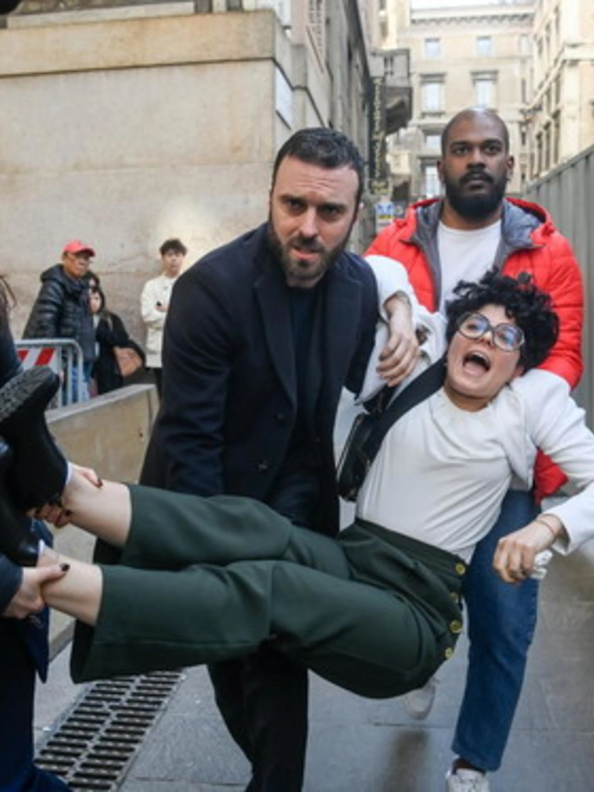 Dritto e Rovescio, Cruciani e Cracco contro l'ultima esibizione dei cretini