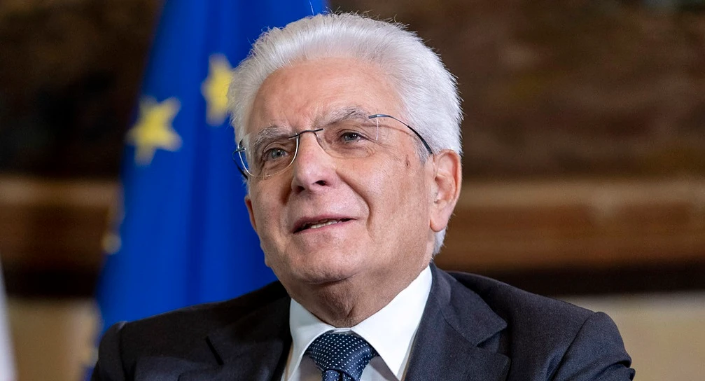 Sergio Mattarella, la nonnina che lo insultava rischia il carcere: il suo interrogatorio disperato