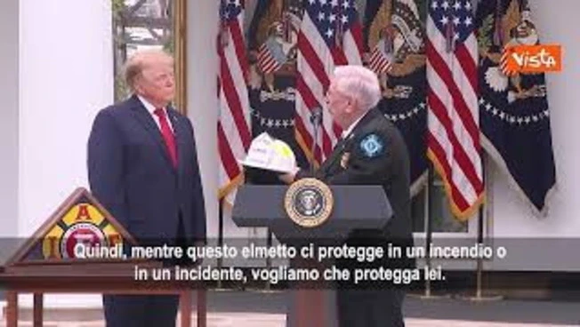 Trump riceve elmetto dei Vigili del Fuoco e scherza: Mi sarebbe servito a Butler