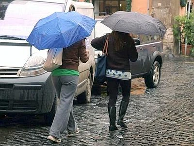 E' il maggio più freddo da 30 anni Forte vento si abbatte su Roma, due feriti