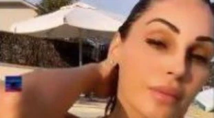 Anna Tatangelo in bikini, uno tsunami erotico in piscina: décolleté da record